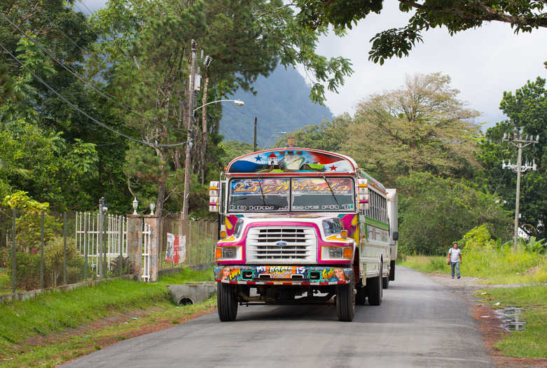 Panama Urlaub | Typischer farbenfroher Bus