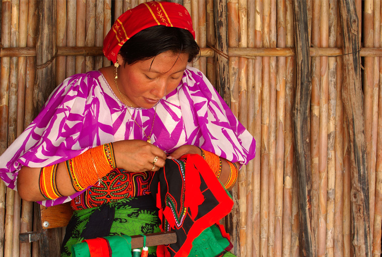 Panama Rundreise | Kuna Frau beim Nhen einer Mola, San Blas