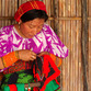 Panama Rundreise | Kuna Frau beim Nhen einer Mola, San Blas